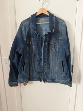 Torrid Denim Jacket Womens Size 4 4X Blue Jean Trucker Stretch Plus Size Classic